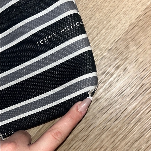 Tommy Hilfiger Black and White Crossbody Bag FLAWS SHOWN - Picture 4 of 12